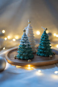 Load image into Gallery viewer, Les Sapins Elegants petit besneeuwd