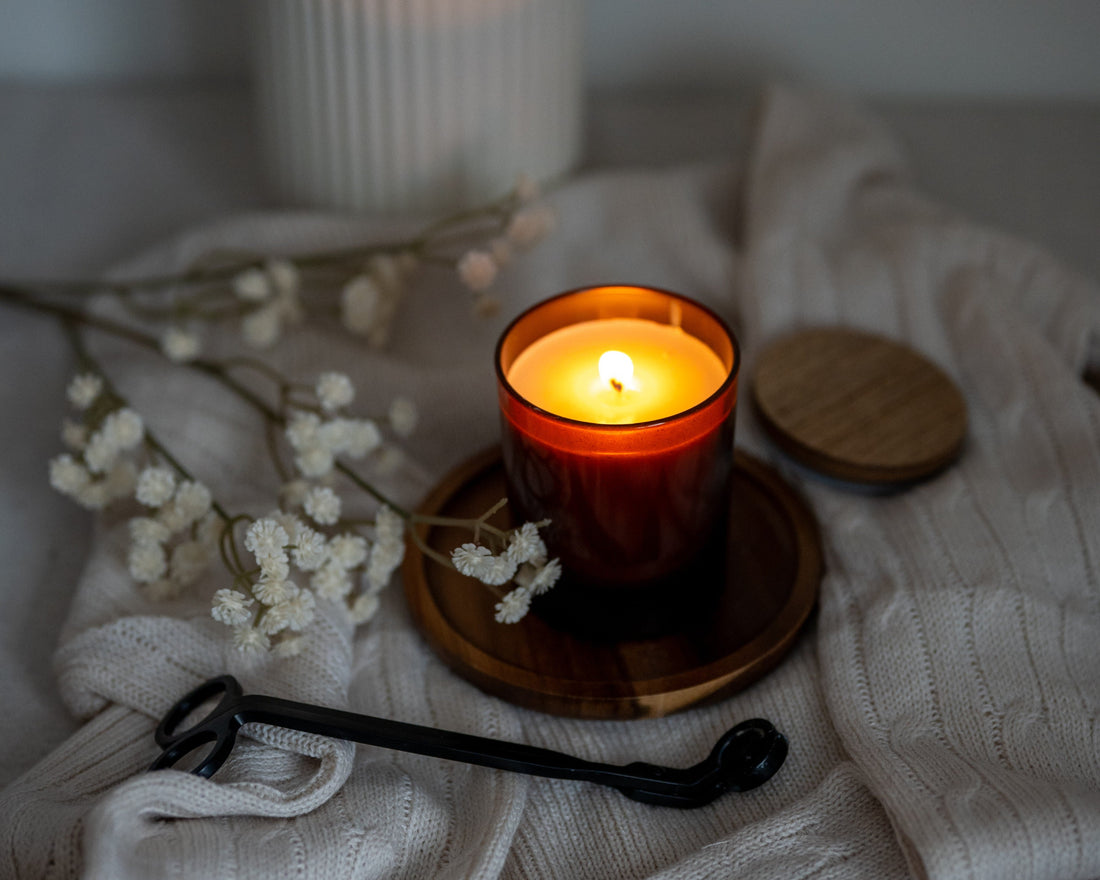 self care geurkaars met warm licht en rustige sfeer