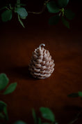 Load image into Gallery viewer, Dennenappel kaars (breed)
